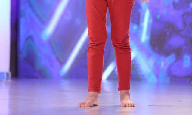 Cậu bé đi chân đất lên sân khấu "Thần tượng âm nhạc nhí".