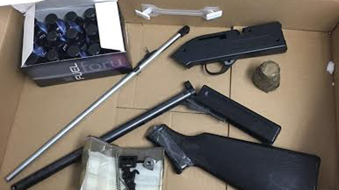 Khẩu súng cùng 50 viên đạn bị thu giữ.