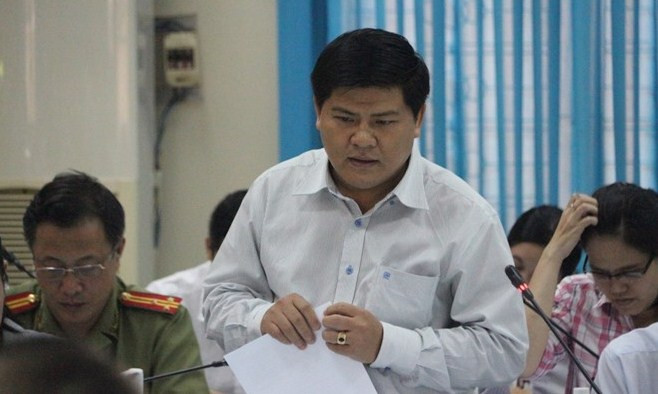 Ông Lê Tuấn Tài, Chủ tịch huyện Hóc Môn trả lời các câu hỏi của Bí thư Thăng. Ảnh: H.Hương/Zing