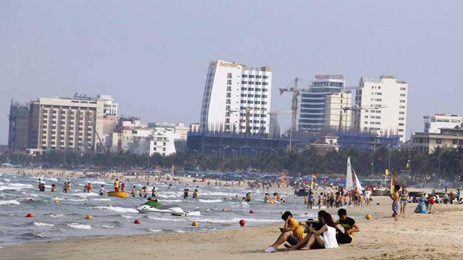 Các hành vi vứt, xả rác trên bãi biển Đà Nẵng sẽ bị xử phạt.