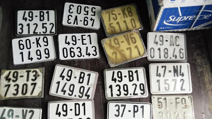 Những biển số xe thật và giả bị thu giữ.