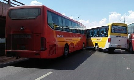 Hình ảnh 2 nhà xe do người đi đường chụp lại hôm 3/5/2016.