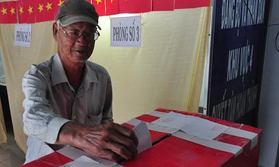 Cử tri ở phường Bùi Hữu nghĩa (Bình Thủy) đi bầu cử. Ảnh: Hòa Hội.