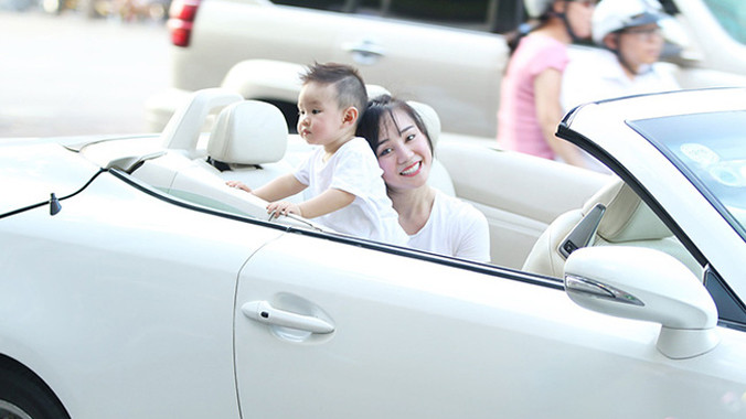 Vy Oanh lái siêu xe đưa con trai đi dạo