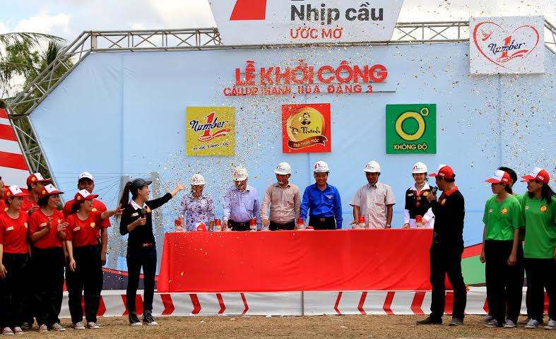 Đại diện chính quyền và nhà tài trợ ấn nút khởi công cầu. 