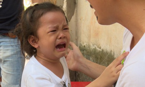 Bé Bell khóc nức nở khi nhìn thấy bố xấu xí.