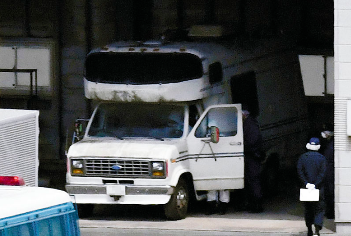 Cảnh sát khám nghiệm chiếc xe cắm trại của nghi phạm Shibuya.