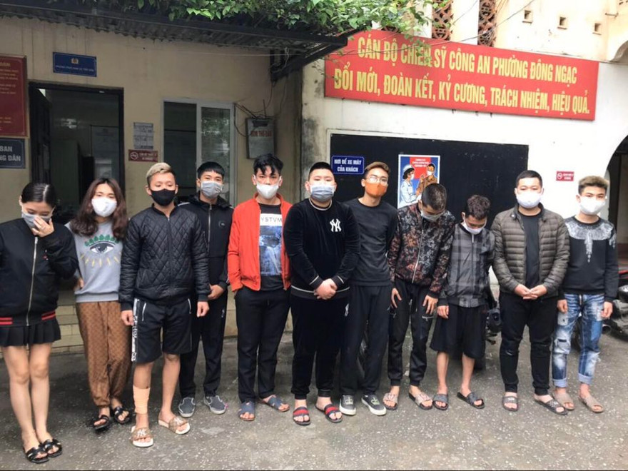 Các đối tượng tại cơ quan công an.