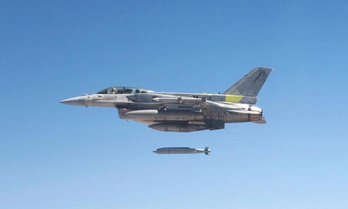 Chiến đấu cơ Mỹ phóng bom thông minh JSOW. Ảnh: USAF.