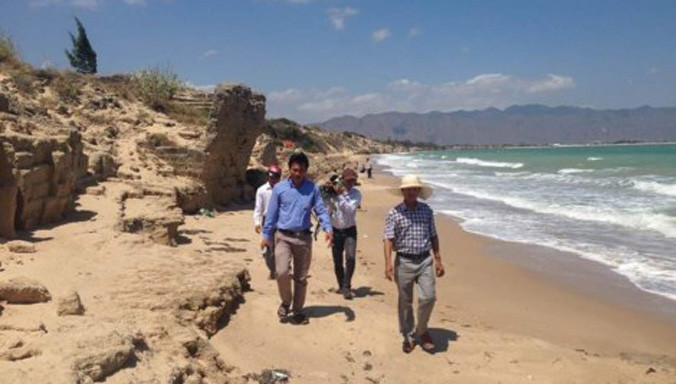 Lãnh đạo UBND xã Phước Thể đi thực địa, trưa 4/3. Ảnh: A.Nhiên.