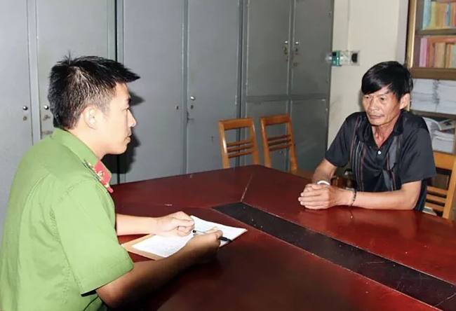 Cán bộ Văn phòng Cơ quan CSĐT Công an tỉnh Yên Bái hỏi cung đối tượng