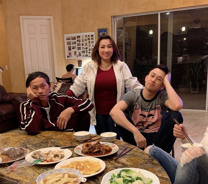 Showbiz 27/11: Dương Triệu Vũ chia sẻ xúc động khi đón Hoài Linh ở Mỹ