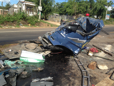 Đầu chiếc xe tải bị bẹp dúm, văng ra khỏi thùng xe.