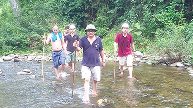 Thiếu tướng Hồ Sỹ Tiến cùng tổ công tác Cục Cảnh sát hình sự lội suối vào hiện trường vụ thảm án tại bản Phồng (Nghệ An).