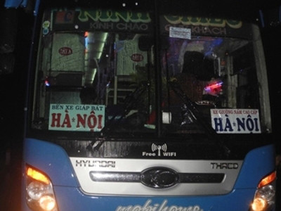 Chiếc xe khách va chạm với xe máy khiến cả gia đình bị thương vong.