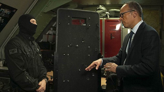 Đội trưởng đặc nhiệm Pháp (trái) cùng tấm khiên chi chít vết đạn trong cuộc đột kích. Ảnh: NBC.