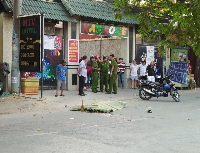 Sự việc xảy ra trên đường Hương lộ 3 (phường Bình Hưng Hòa, quận Bình Tân, TPHCM). Theo thông tin ban đầu, khoảng 14h 30 chiều 15/3, ông Phạm Qua (59 tuổi) và 1 người đàn ông (khoảng 40 tuổi) cãi nhau trên vỉa hè Hương lộ 3. Và chiếc xe gây tai nạn