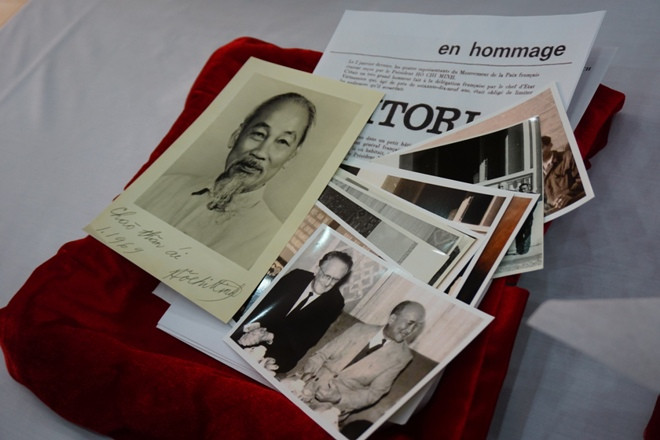 Bức ảnh chân dung kèm chữ ký của Bác Hồ tặng ông Pierre