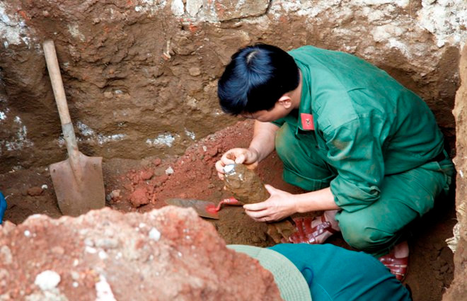 Lực lượng Công binh tháo gỡ quả đạn cối 