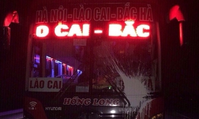 Xe khách bị ném đá trên cao tốc Nội Bài – Lào Cai. Ảnh: VEC O&M 