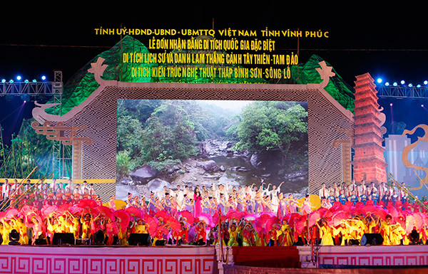 Ca sỹ Anh Thơ mở màn chương trình quy mô với ca khúc “Vĩnh Phúc ơi! Non nước nghĩa tình” với dàn hợp xướng 100 người và 200 diễn viên múa