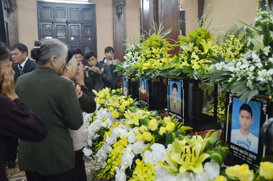 Đau đớn tiễn đưa 3 mẹ con nạn nhân vụ máy bay MH17