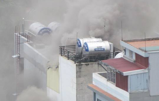 Khói đen bao trùm quán karaoke. Ảnh otofun.