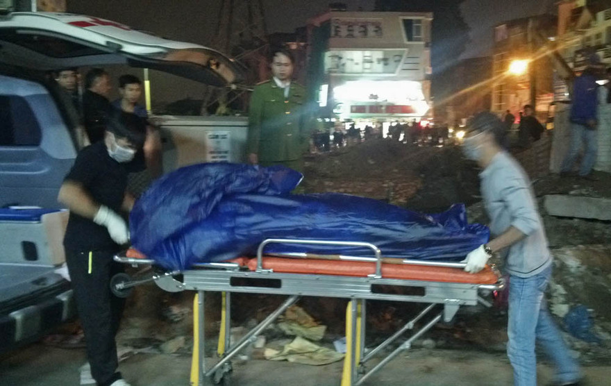 Kinh hãi xác người đội mũ bảo hiểm, dạt dưới chân cầu