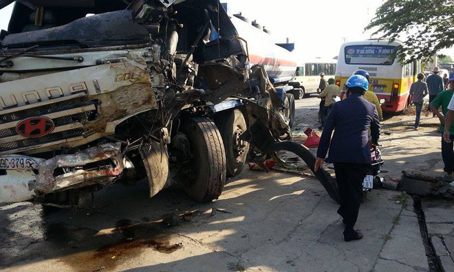 Chiếc xe bồn nát vụn phần đầu sau khi va chạm với hai chiếc ô tô khác. Ảnh: Otofun.