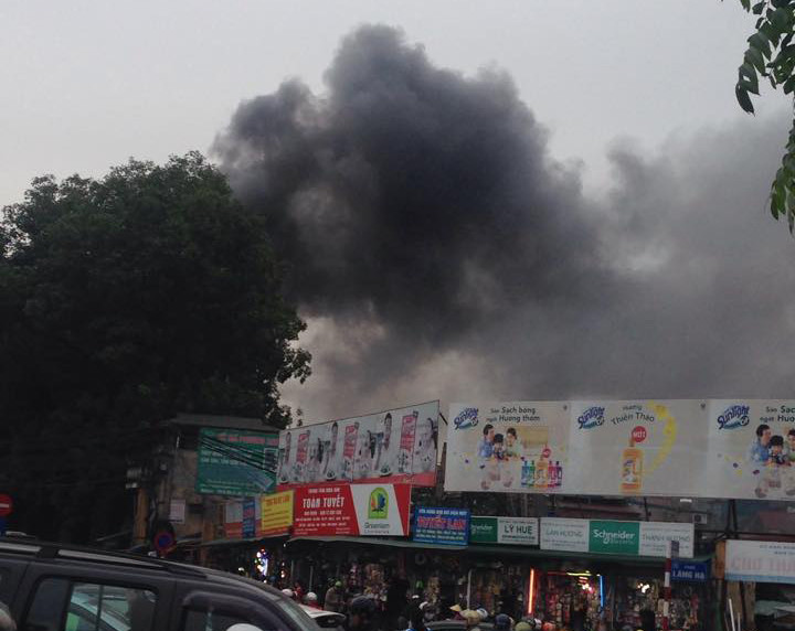 Khói đen bốc lên cao hàng chục mét. Ảnh Otofun.