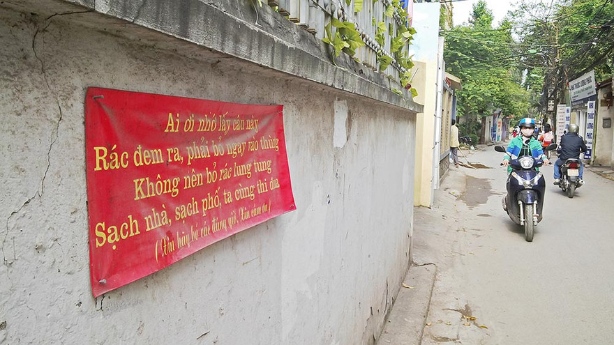 Những vần thơ khuyên người dân vứt rác đúng chỗ, đúng giờ.