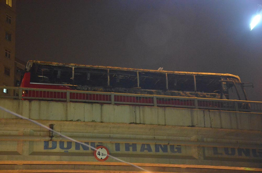 Chiếc xe bị cháy trơ khung. Ảnh: Thanh Hà.