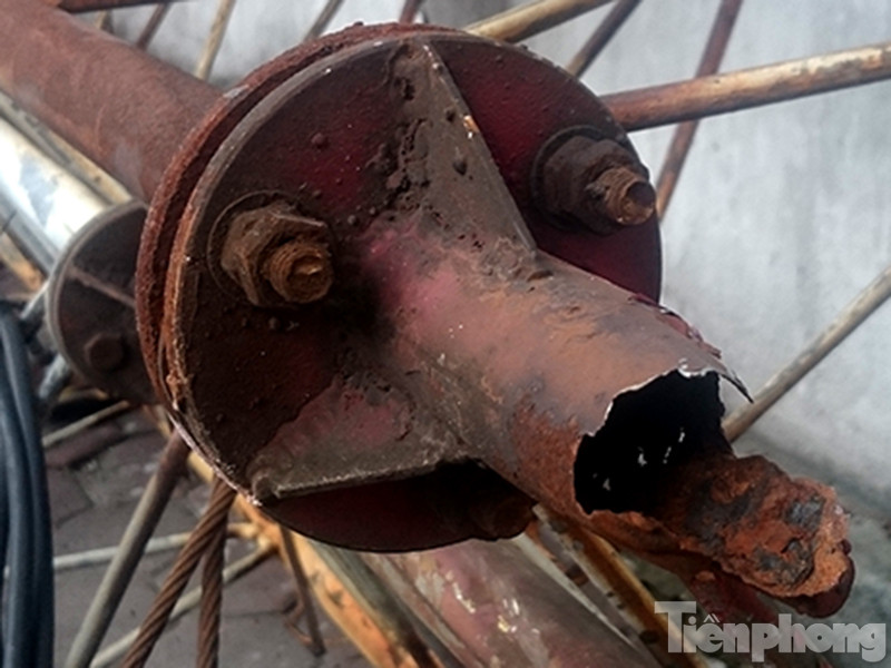 Chiếc cột thu phát sóng bằng sắt đặt trên nóc tòa nhà 105 Láng Hạ (Hà Nội) lộ nhiều điểm hoen gỉ, mục ruỗng sau khi bị gãy, đổ.