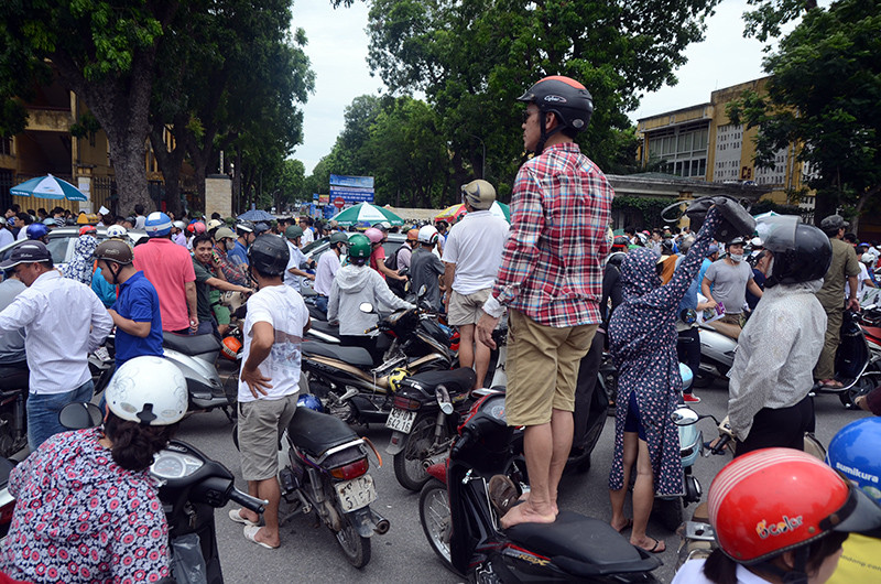 Khoảng hơn 10h sáng nay, xảy ra ùn tắc kéo dài sau khi kết thúc môn thi đầu tiên.