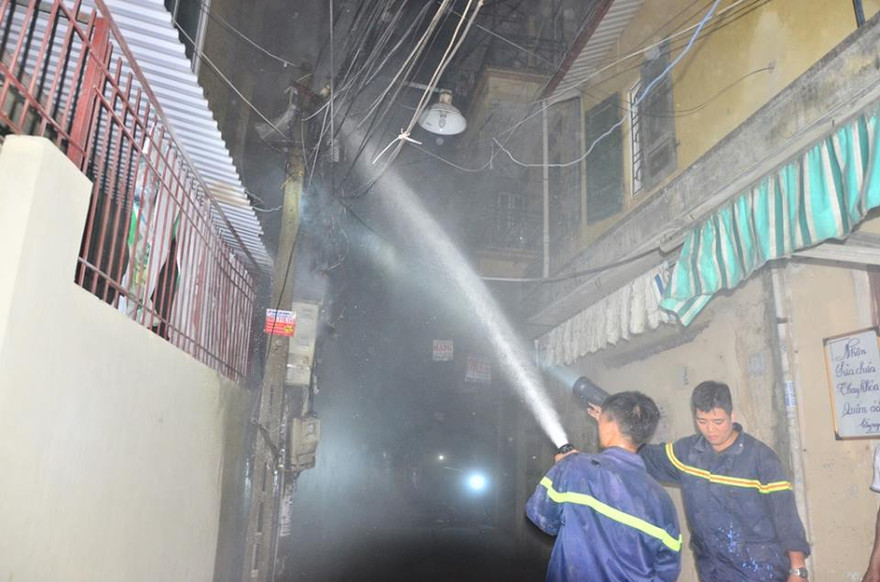 Lực lượng PCCC dập lửa.