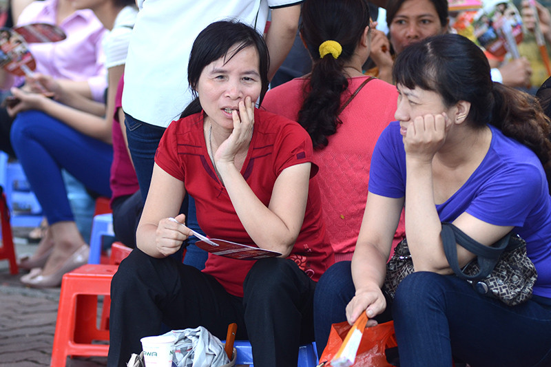 Nhiều phụ huynh ngồi chờ thí sinh bên ngoài cổng trường.