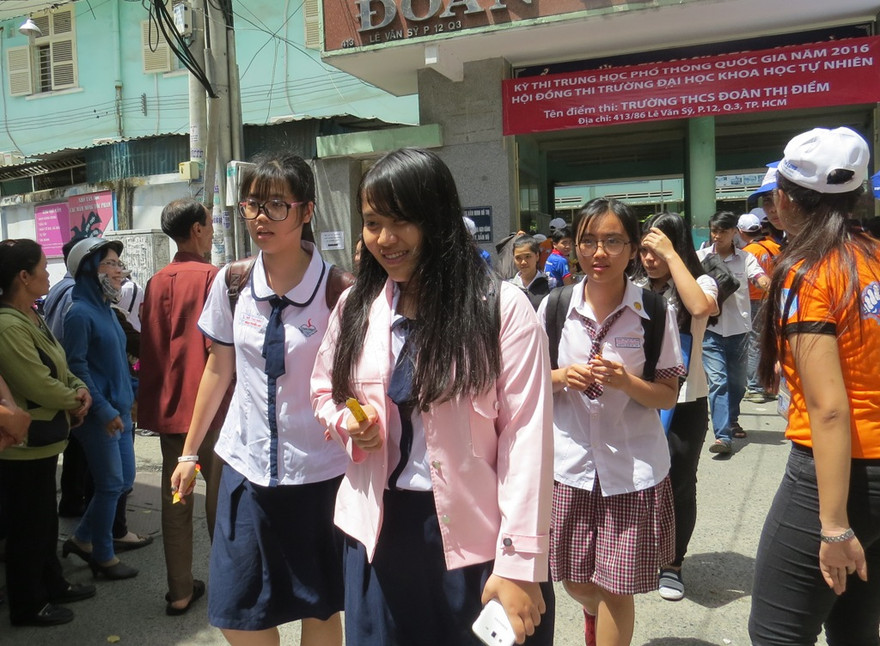 Thí sinh kết thúc môn Toán tại TPHCM trưa 1/7