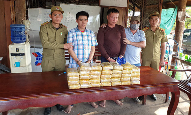 Đối tượng và tang vật ma túy bị lực lượng BĐBP Quảng Trị bắt giữ ngày 17/9/2018. Ảnh: BPQT.