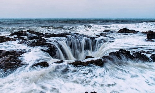 Bức ảnh chụp giếng thần Sấm trông như cảnh quan siêu thực của DeWald. Ảnh: Brad DeWald.