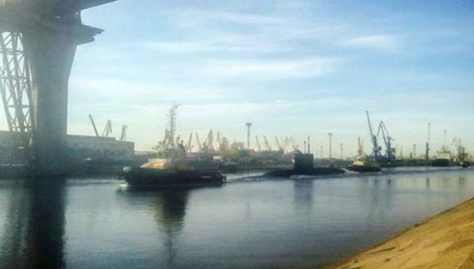 Tàu ngầm Krasnodar được 2 tàu kéo lai dắt về Nhà máy Admiralty.