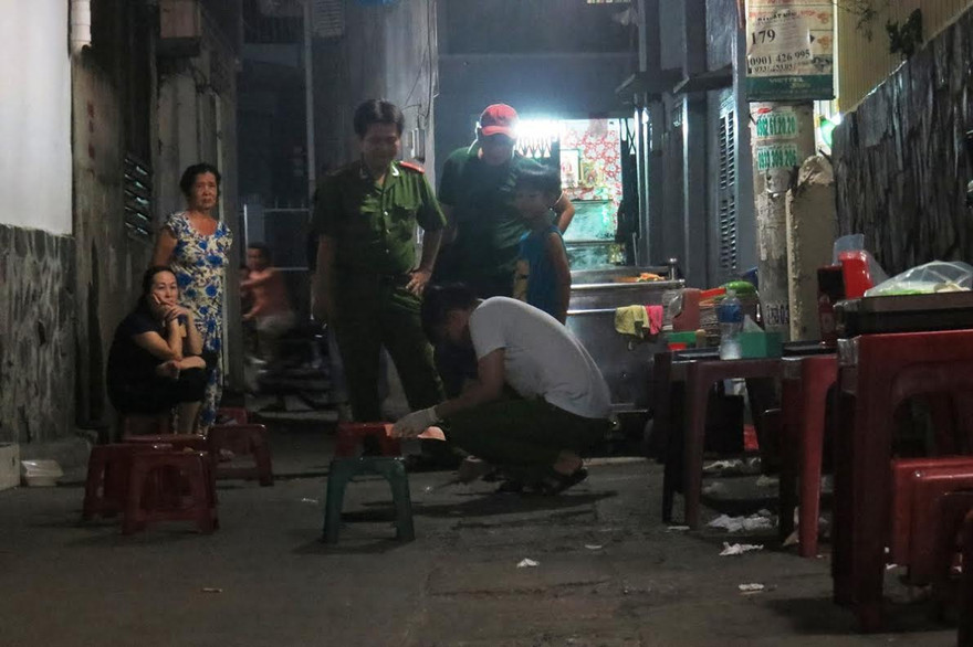 Cảnh sát khám nghiệm hiện trường. 