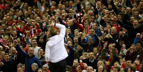 Klopp luôn có những phút máu lửa gần đường biên. Ảnh: Reuters.