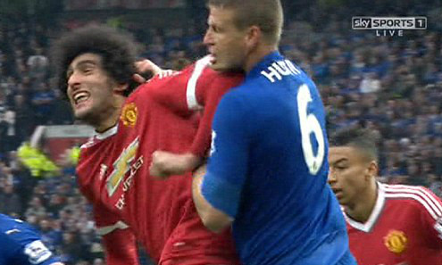 Tình huống khiến hai cầu thủ bị phạt.