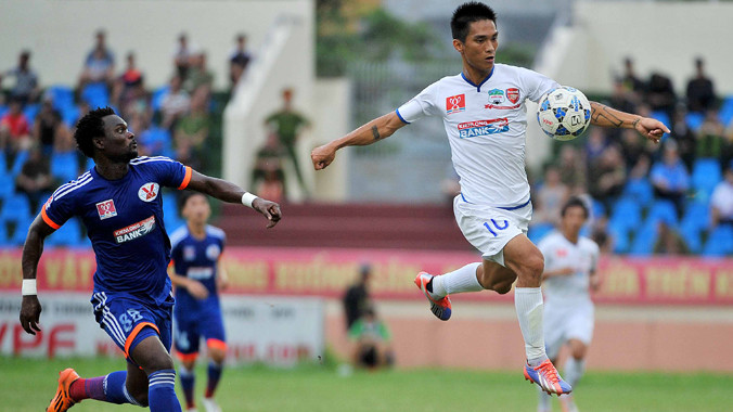 HAGL (phải) vượt qua chủ nhà Than QN trên chấm luân lưu 11m để giành quyền vào bán kết. ảnh: VSI 