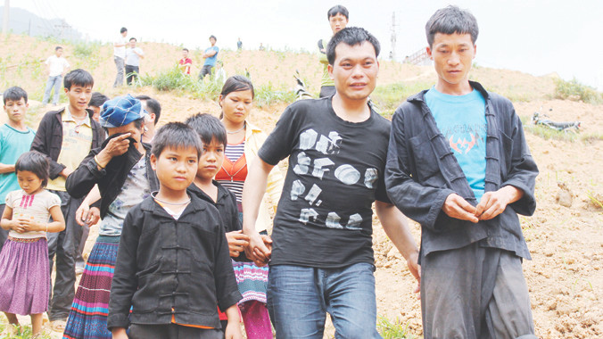 Dân bản đón Vừ Già Pó trở về 