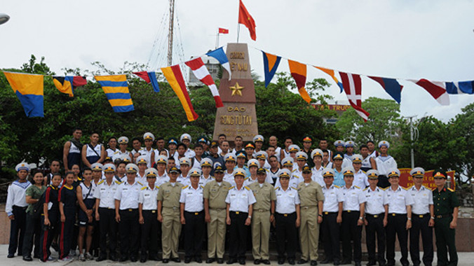 Đại biểu hai đoàn chụp ảnh bên cột mốc chủ quyền của Việt Nam trên đảo Song Tử Tây. Ảnh: Cổng thông tin điện tử Bộ Quốc phòng