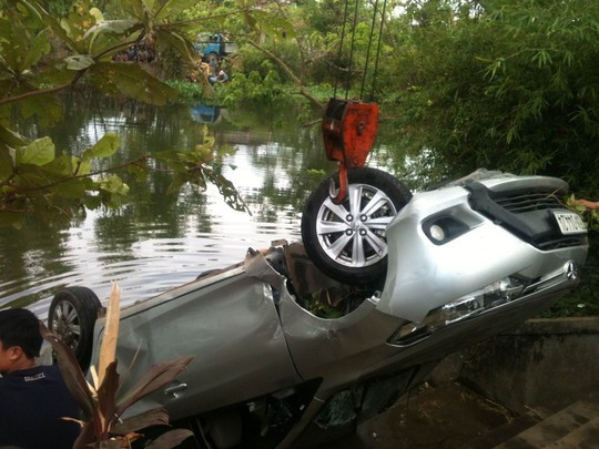 Chiếc xe gặp nạn đang được cẩu lên. Ảnh: NLĐ