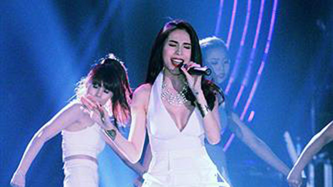 Thủy Tiên khoe thân nóng bỏng, Siu Black “đè bẹp” trai đẹp