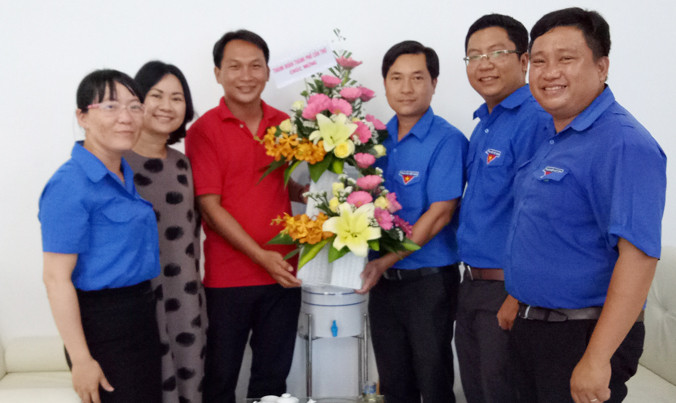 Thành Đoàn Cần Thơ và cán bộ, phóng viên báo Tiền Phong tại Cần Thơ chụp ảnh lưu niệm. 