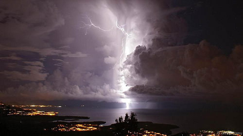 Sét đánh ngày 28/1/2014 tại hồ Maracaibo. Ảnh: Xinhua.